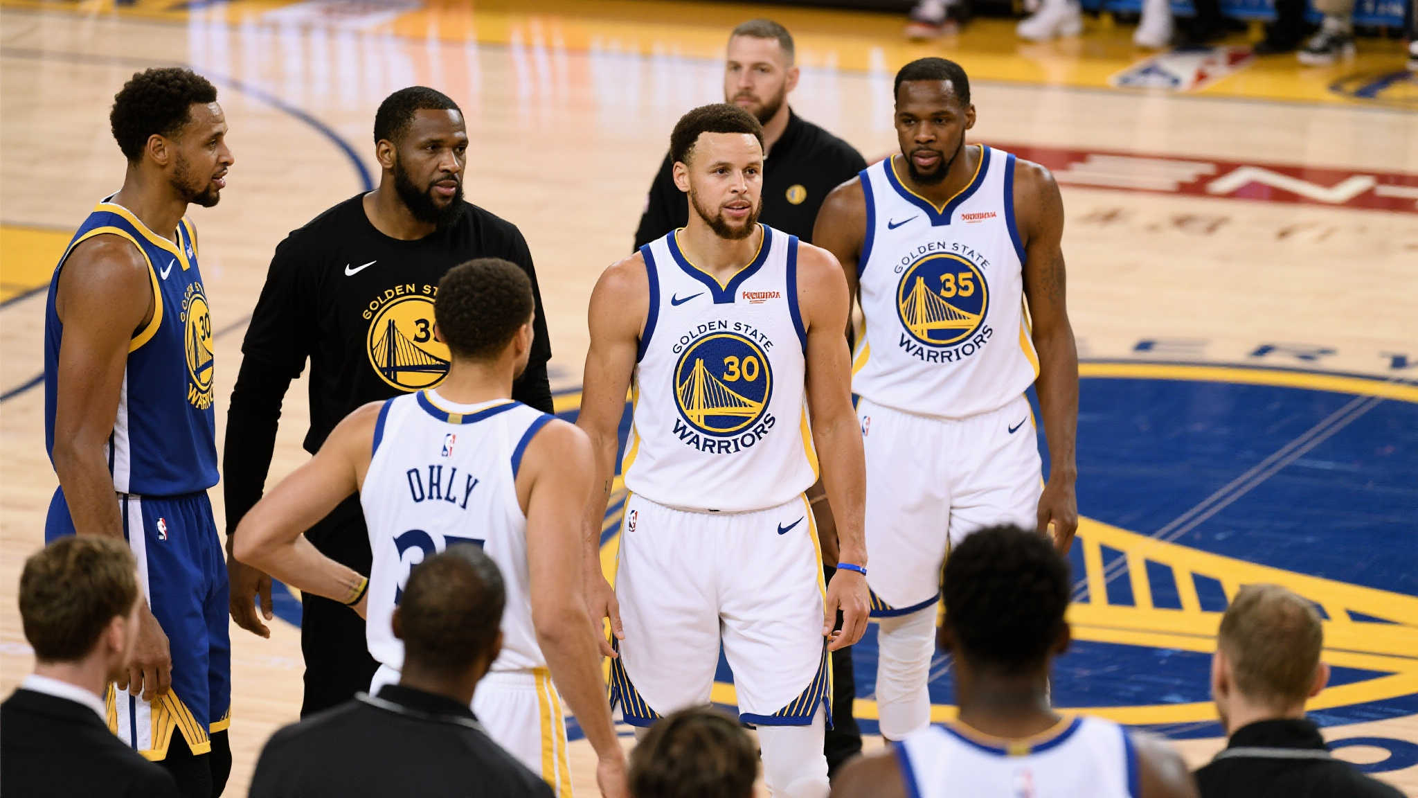 外线手感冰冷,华侨连续错失三分良机,仍未开张 外线手感冰冷,华侨连续错失三分良机,仍未开张