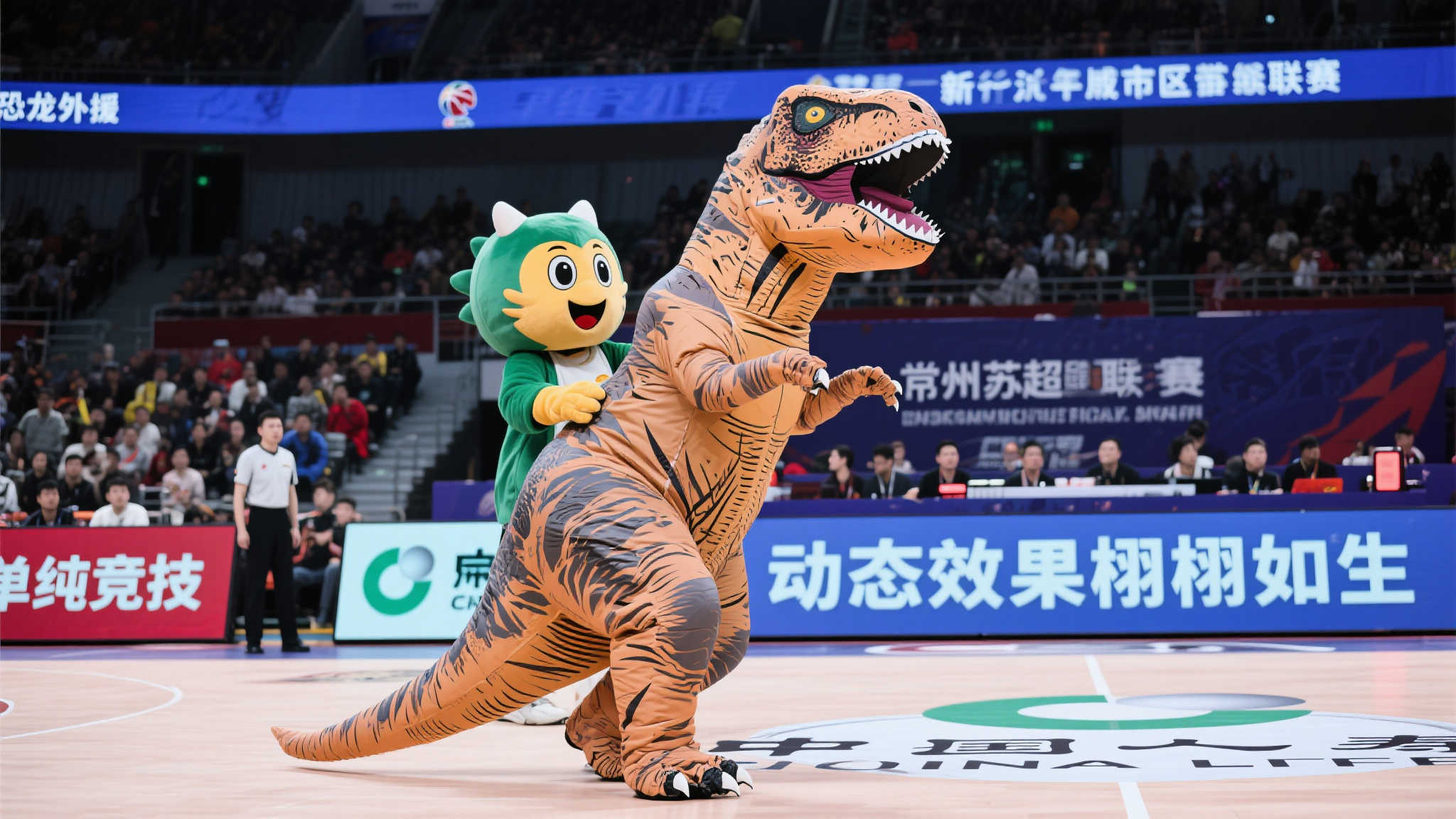 苏超赛场惊现恐龙外援,常州球场掀抢球风暴 苏超赛场惊现恐龙外援,常州球场掀抢球风暴